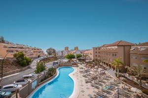 ein Blick auf den Pool in einem Resort in der Unterkunft Luxury Apartment near Playa Las Vistas in Playa de las Americas