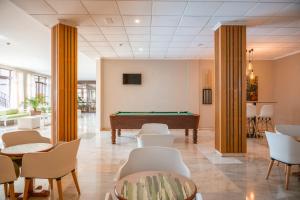 Zimmer mit Billardtisch und Stühlen in der Unterkunft Luxury Apartment near Playa Las Vistas in Playa de las Americas