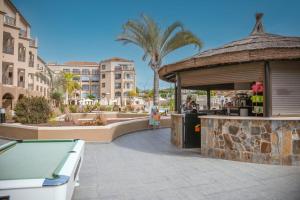 ein Resort mit Billardtisch und Bar in der Unterkunft Luxury Apartment near Playa Las Vistas in Playa de las Americas