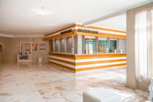 ein großes Zimmer mit einer Lobby mit einem Geschäft in der Unterkunft Luxury Apartment near Playa Las Vistas in Playa de las Americas + 30 Fotos