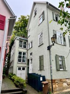 a gray building with a street light in front of it at Charmantes Altstadtzimmer mit Teeecke & Arbeitsplatz Come In in Esslingen