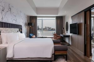 Una habitación de hotel con una cama grande y un televisor. en Radisson Blu Anchorage Hotel, en Lagos