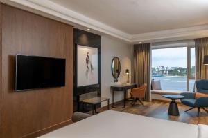 Televízia a/alebo spoločenská miestnosť v ubytovaní Radisson Blu Anchorage Hotel + 37 fotografií