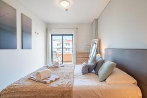 Postel nebo postele na pokoji v ubytování Praia Da Rocha Ocean View With Pool by Homing