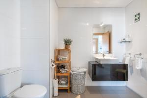 Koupelna v ubytování Praia Da Rocha Ocean View With Pool by Homing + 29 fotografií