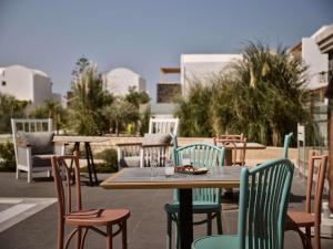 Foto dalla galleria di Sea Breeze Santorini Beach Resort, Curio By Hilton a Perivolos