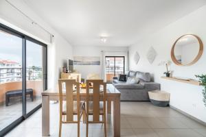 Posezení v ubytování Praia Da Rocha Ocean View With Pool by Homing