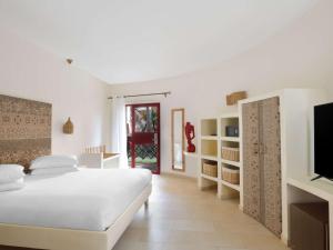 Postel nebo postele na pokoji v ubytování Movenpick Resort Lamantin Saly