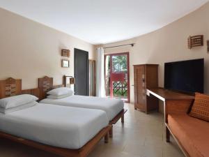 Postel nebo postele na pokoji v ubytování Movenpick Resort Lamantin Saly