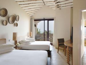Postel nebo postele na pokoji v ubytování Movenpick Resort Lamantin Saly