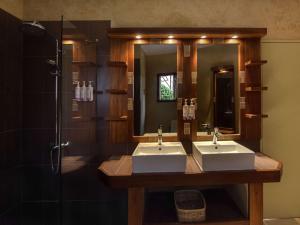 Koupelna v ubytování Movenpick Resort Lamantin Saly