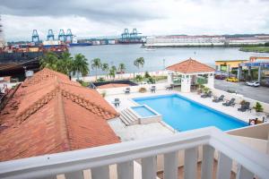 Bazén v ubytování Radisson Colon 2,000 Hotel & Casino nebo v jeho okolí