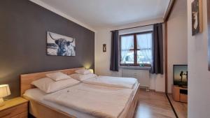 een slaapkamer met een bed met een stier aan de muur bij Hortensia -213- in Mittenwald
