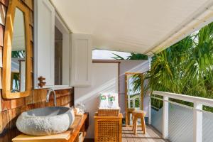 Balkón nebo terasa v ubytování Charming Bungalow in Saint Barthélemy with Shared Pool.