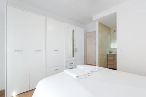 Giường trong phòng chung tại Wintowinrentals Apartment Next to the Beach in Rincón de la Victoria