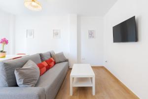 TV/trung tâm giải trí tại Wintowinrentals Apartment Next to the Beach in Rincón de la Victoria