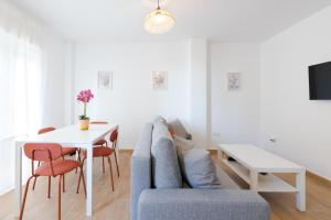 TV/trung tâm giải trí tại Wintowinrentals Apartment Next to the Beach in Rincón de la Victoria +19 ảnh