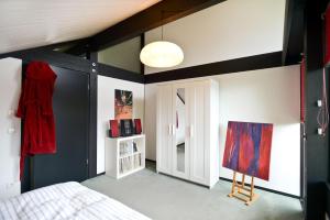 ティメンドルファー・シュトラントにあるWOH15 Kapitänsresidenzのベッドと壁に絵が飾られた寝室