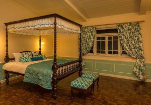 een slaapkamer met een hemelbed en een raam bij Ging Tea House in Darjeeling