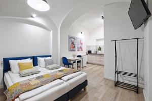 a bedroom with a large bed and a table at Urban Nest Apartments Szewska 21-R in Kraków