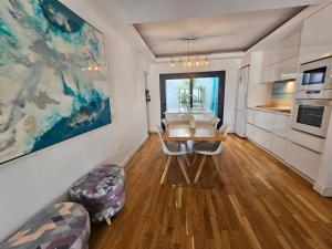Kuchnia lub aneks kuchenny w obiekcie Apartamento MarySol B con Terraza y Piscina privada