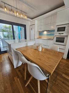 Kuchnia lub aneks kuchenny w obiekcie Apartamento MarySol B con Terraza y Piscina privada