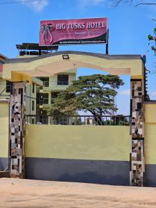 um edifício com um cartaz que diz "hotel de presas grandes" em Big Tusks Hotel, Marsabit em Marsabit