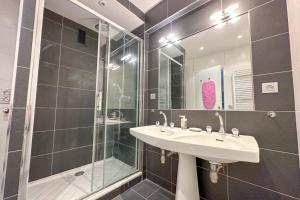 un baño con lavabo y ducha en Flexliving - room - Ternes, en París