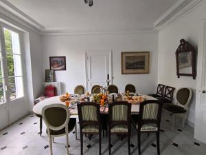 ein Esszimmer mit Tisch und Stühlen in der Unterkunft Domaine de Ris in Ris-Orangis