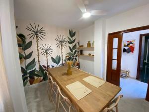 een eetkamer met een houten tafel en stoelen bij Dúplex Romero y Alba in Sanlúcar de Barrameda