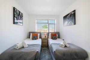 a bedroom with two beds and a window at St Martins 2 Bedroom Apartments in Ruislip By 360 Stays in Ruislip
