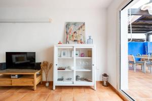 A television and/or entertainment centre at Casa del Mar