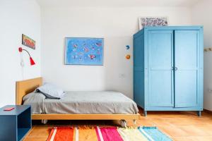 A bed or beds in a room at Casa del Mar