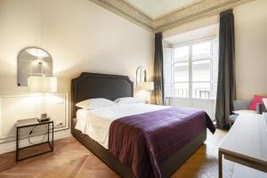 Un dormitorio con una cama grande y una ventana. en Albizi Penthouse Luxury Apartment In Florence By Palazzo Pazzi Vitali, en Florencia