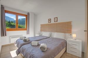 Un pat sau paturi într-o cameră la Andorra Friends' Ski Apartment - Happy Rentals