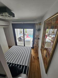 sypialnia z łóżkiem i widokiem na basen w obiekcie Apartamento MarySol B con Terraza y Piscina privada w mieście Benalmádena