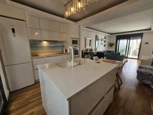 Kuchnia lub aneks kuchenny w obiekcie Apartamento MarySol B con Terraza y Piscina privada