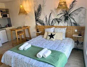 a bedroom with a bed with towels on it at Oasis - Wifi, Clim, Vue, Équipé in Lourdes