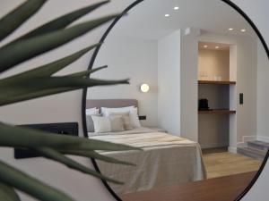 Postel nebo postele na pokoji v ubytování Haya Athens Loftie Suites