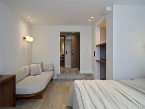 Postel nebo postele na pokoji v ubytování Haya Athens Loftie Suites