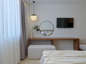 TV a/nebo společenská místnost v ubytování Haya Athens Loftie Suites