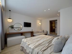 TV a/nebo společenská místnost v ubytování Haya Athens Loftie Suites