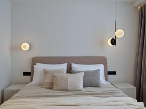Postel nebo postele na pokoji v ubytování Haya Athens Loftie Suites