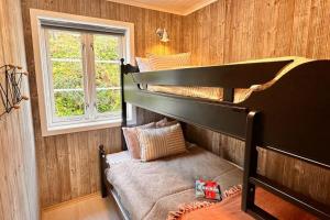 Giường trong phòng chung tại Bay Chalet Sørvågen