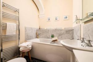 Et badeværelse på Middle Wing - Norfolk Cottage Agency + 10 billeder