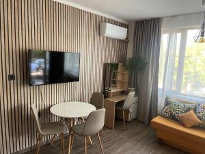 a living room with a table and chairs at Sun Wave Apartament in Sveti Vlas