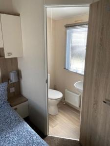 un piccolo bagno con un water e un lavandino di Rhodes Retreat, Lake District a Brigham