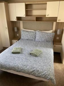una camera da letto con un letto con due cuscini di Rhodes Retreat, Lake District a Brigham