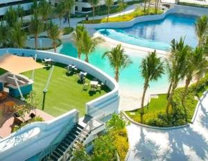 Swimming pool sa o malapit sa Double Deluxe Room with Mount Arayat View at Azure North San Fernando Pampanga