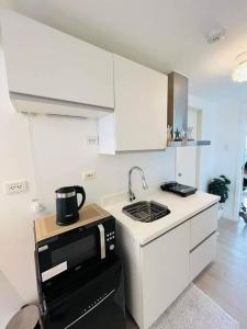 Kitchen o kitchenette sa Double Deluxe Room with Mount Arayat View at Azure North San Fernando Pampanga